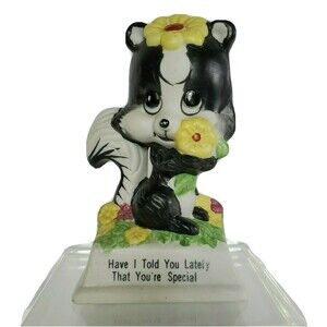 1979 Russ Berrie & Co Cute Skunk & Daisies Porcelain Figurine Trophy #818 Vintag